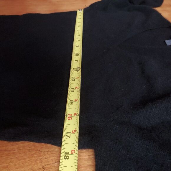 Prive Cashmere Sweater Size M Black V Neck Pullover 35" Bust Quiet Luxury Casual - Picture 7 of 8